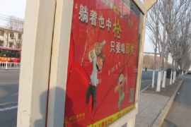 公交車站候車亭玻璃碎裂令人擔(dān)憂